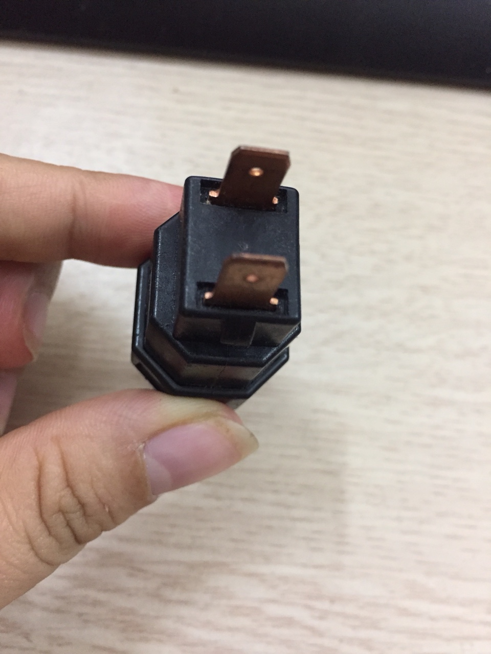 Công tắc báo đèn phanh Dongben