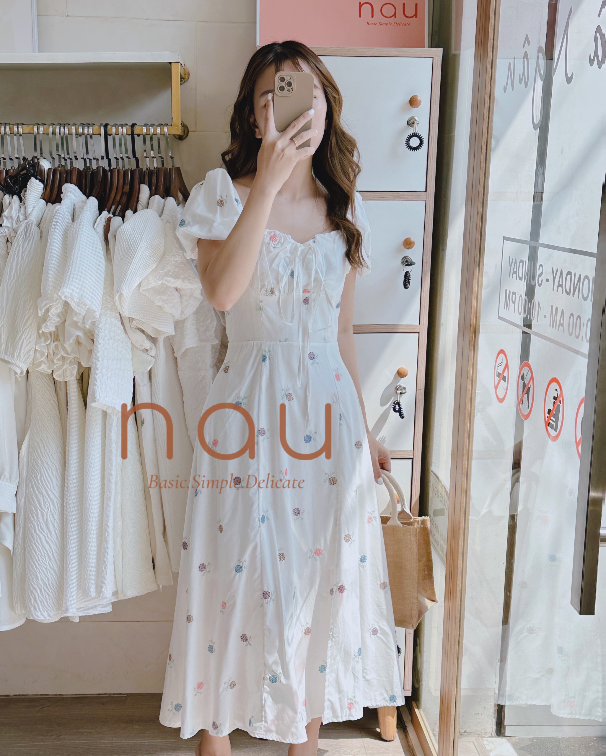 Đầm trắng thêu hoạ tiết xẻ tà