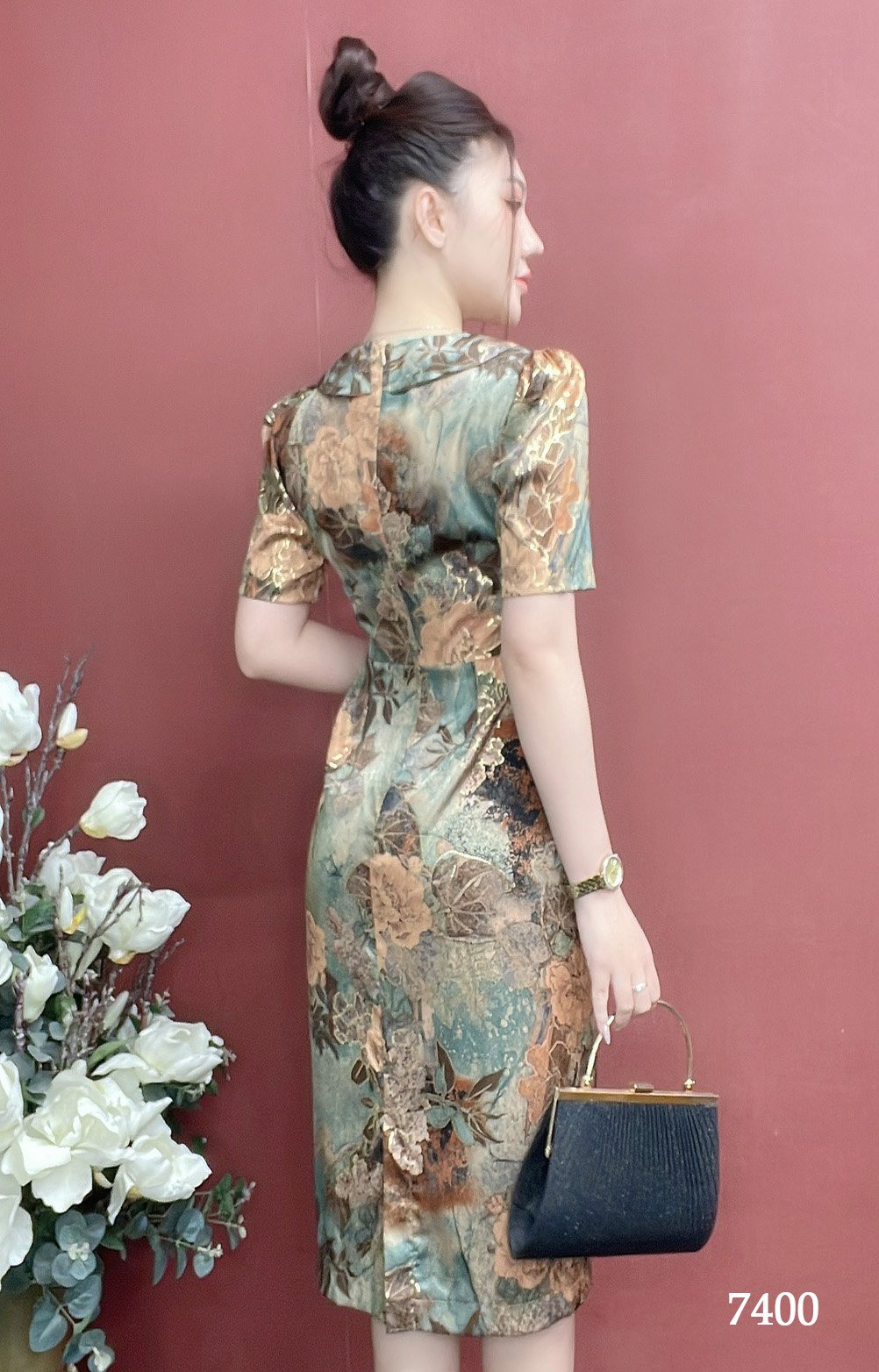 Đầm Body Midi EMY EM7400 Cổ Lá Lụa Vân Pháp LVP Ánh Kim