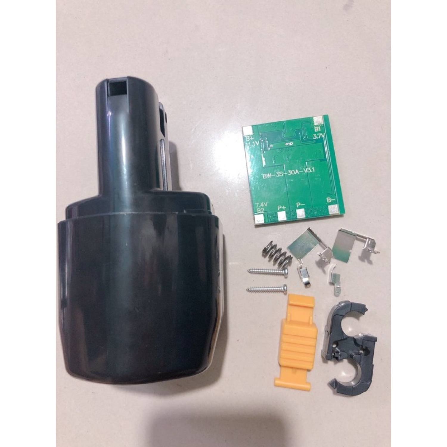 vỏ pin hitachi đứng 12v Ni-Mh 3.0ah
