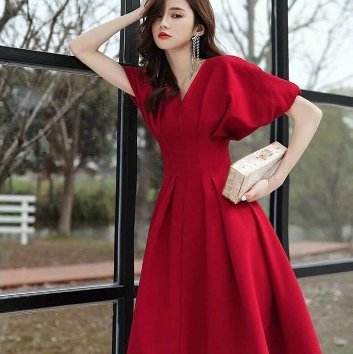 Đầm đỏ cánh dơi