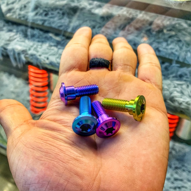Ốc đĩa có gờ titan gr5
