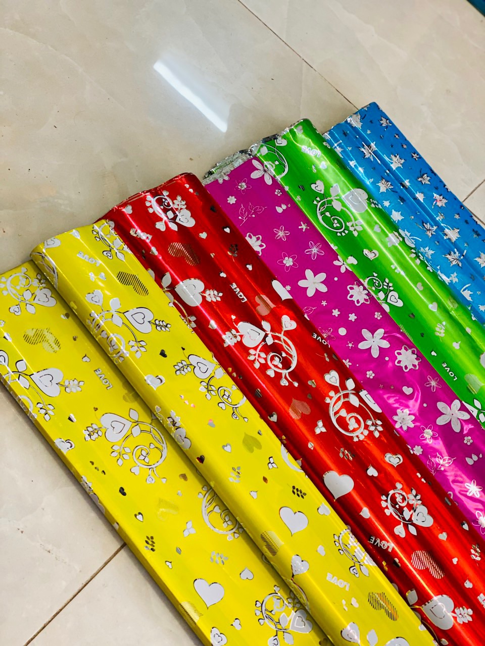 Giấy gói quà hoa văn sét 50 tờ kích thước 70x100cm, giấy kiếng gói quà