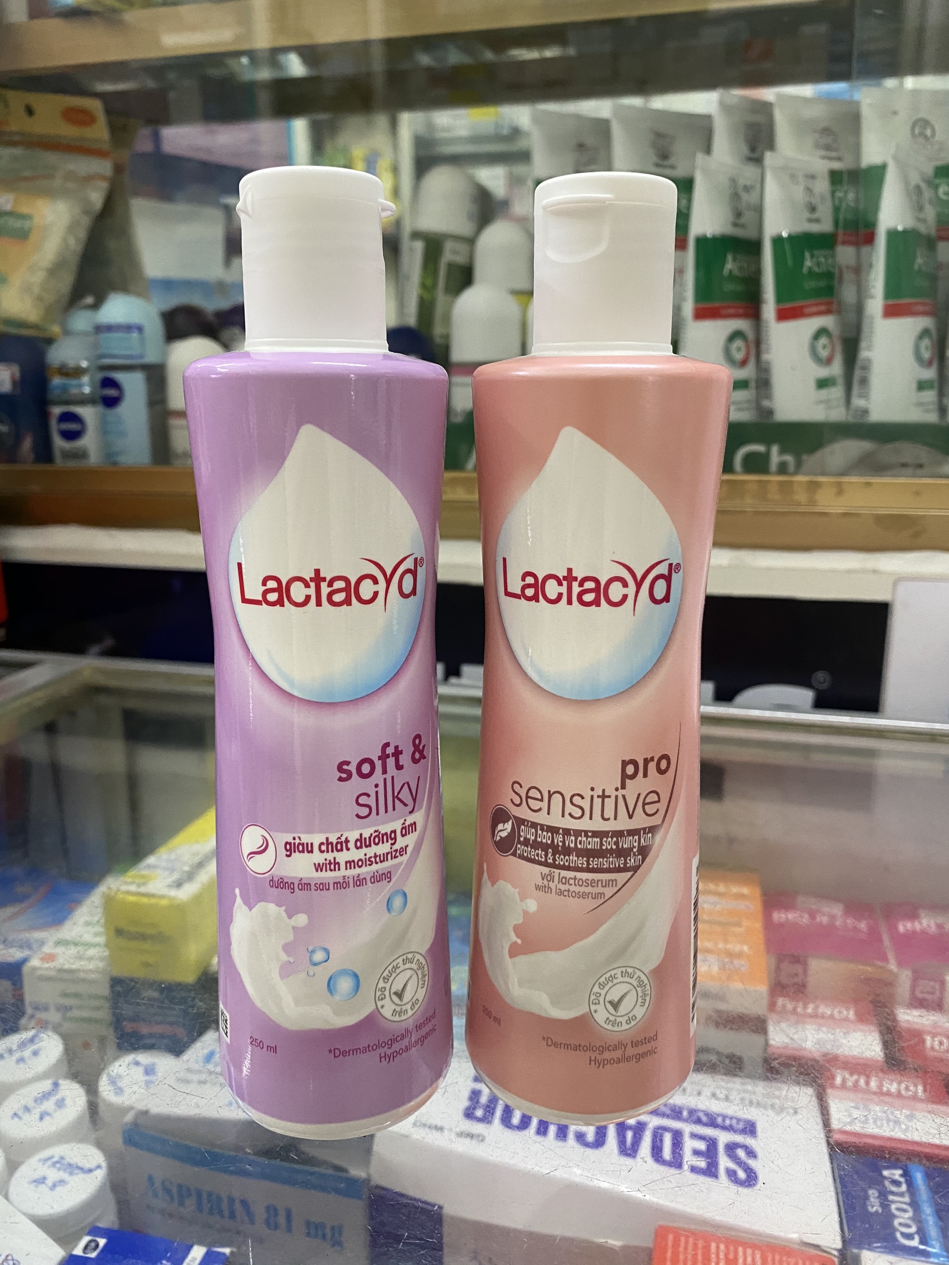 ( Chai 250ml )Dung dịch vệ sinh phụ nữ Lactacyd - Soft & Silky và Pro Sensitive