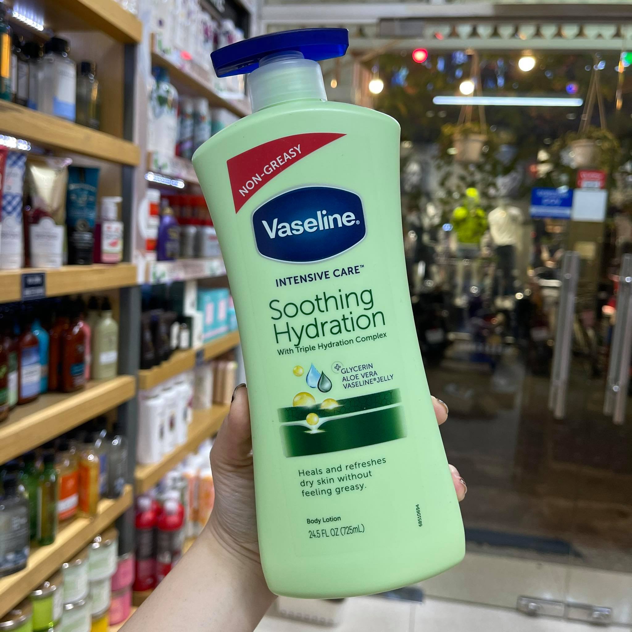 [HCM]Sữa dưỡng thể Vaseline Intensive Care – Soothing Hydration with Triple Hydration Complex (725mL)