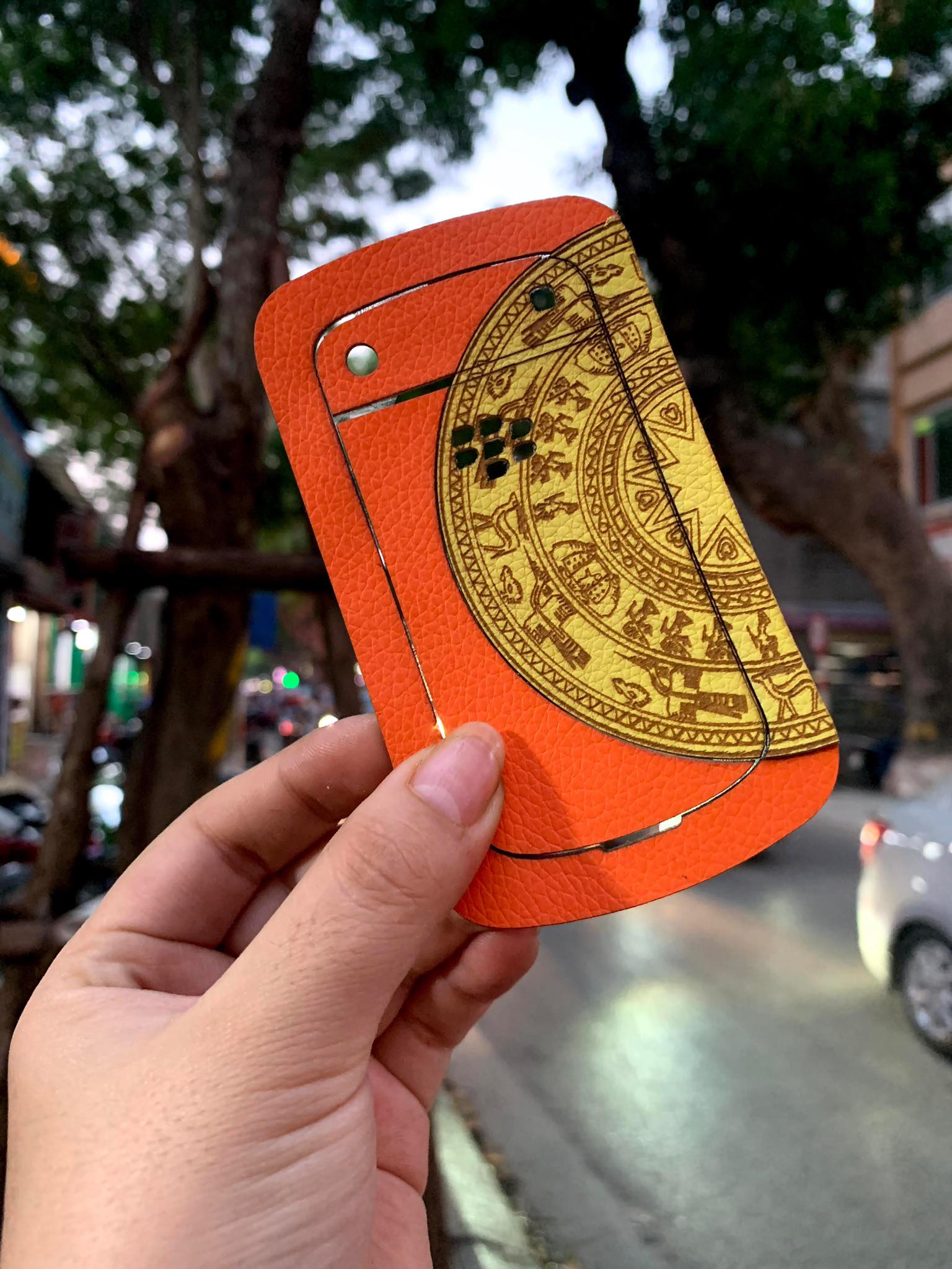 Dán da Dán da lưng điện thoại BB 9900 hình trống đồng