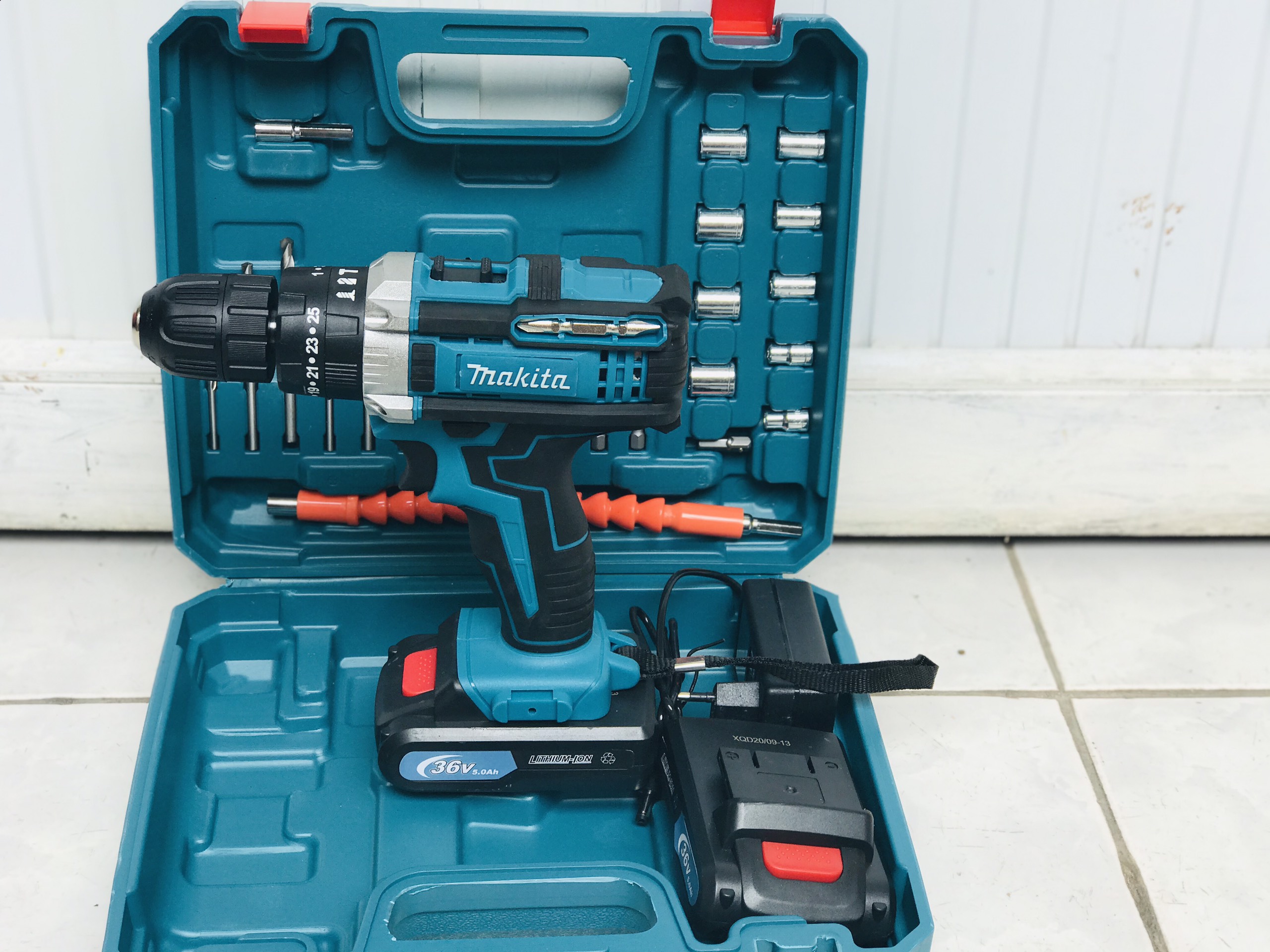 Máy khoan pin có BÚA makita 36v. (kèm 2pin và nhiều phụ kiện)