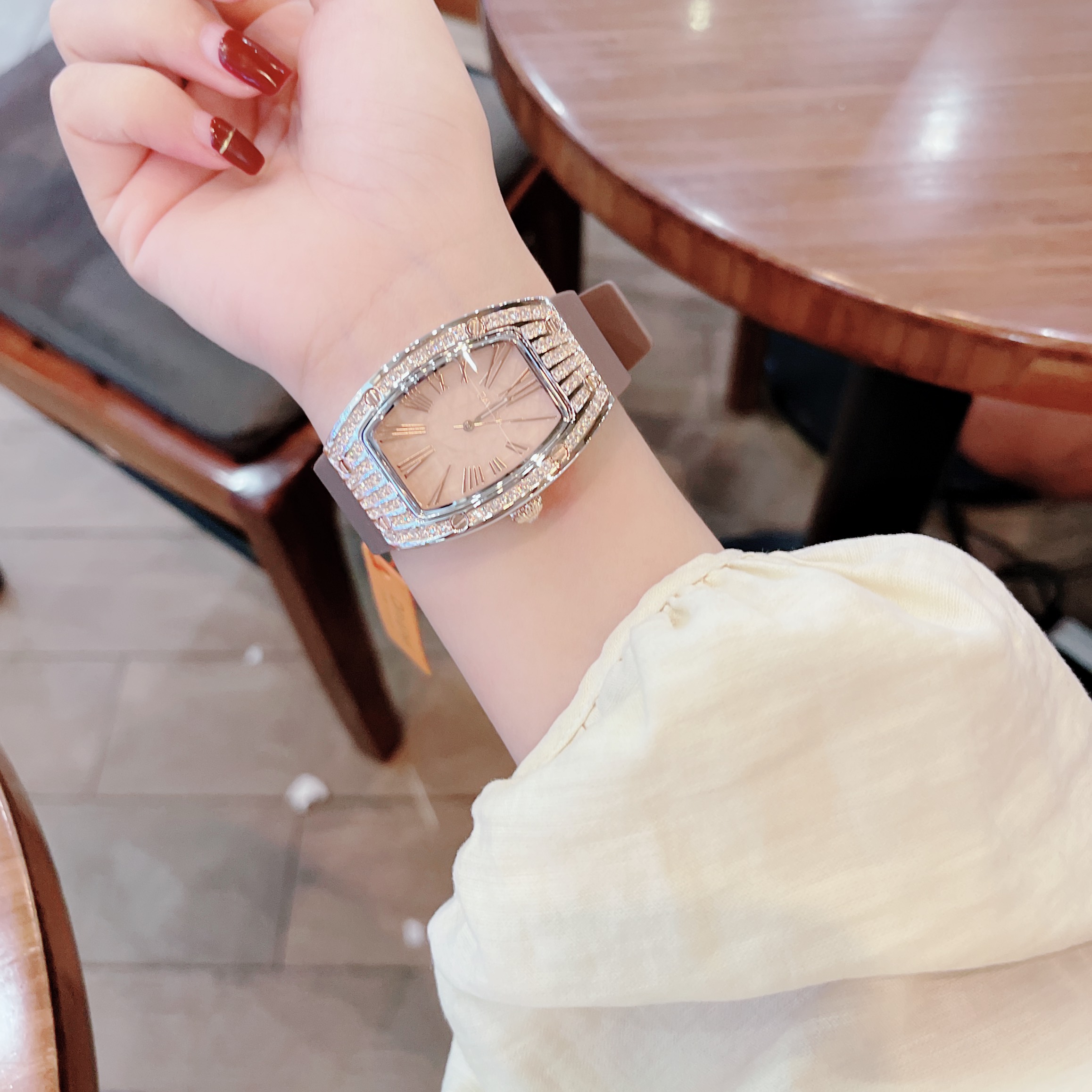 Đồng Hồ Davena Nữ Dây Silicon Nâu 30x38mm Silver Authentic