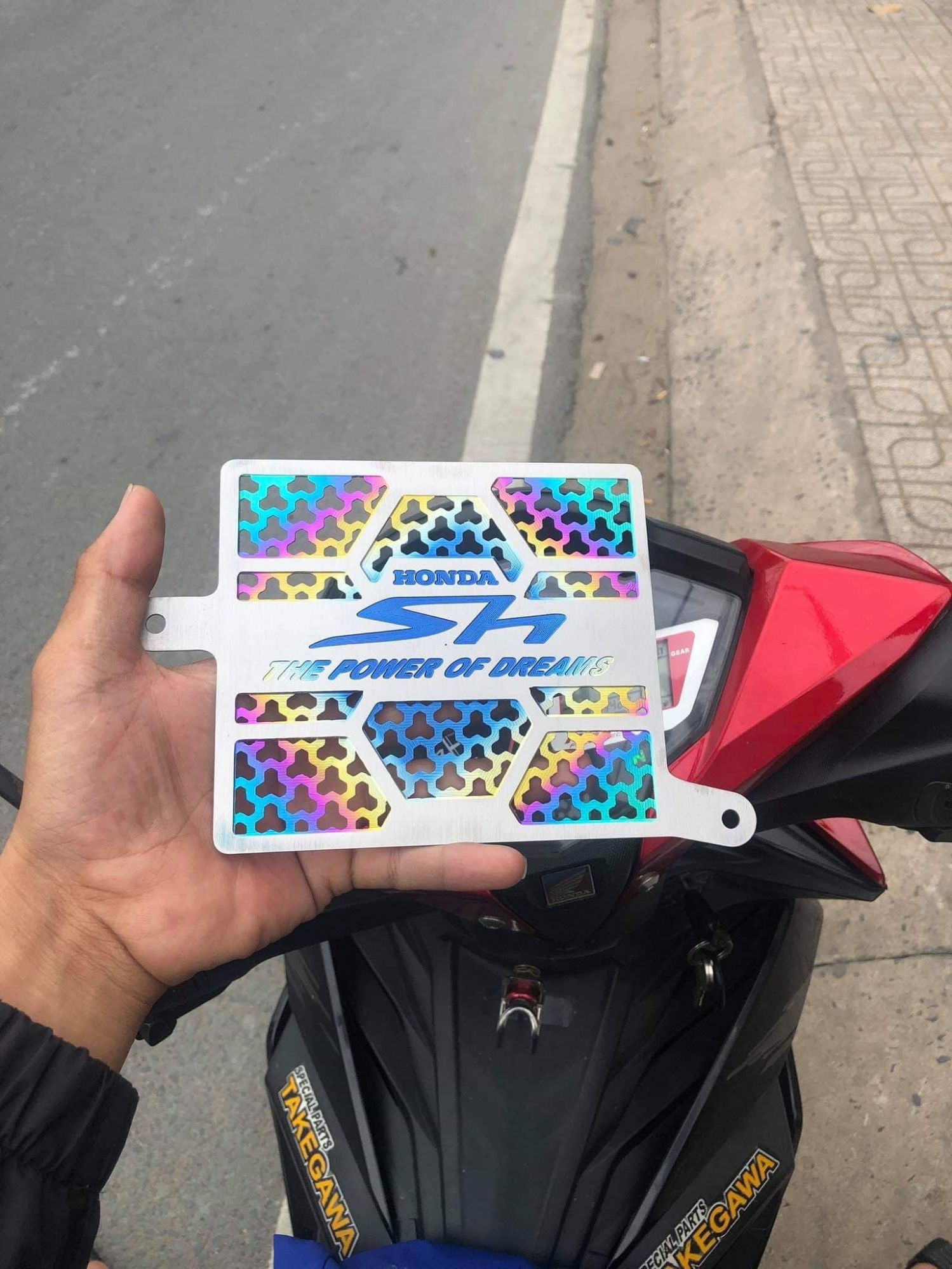 che két nước titan sh 2020