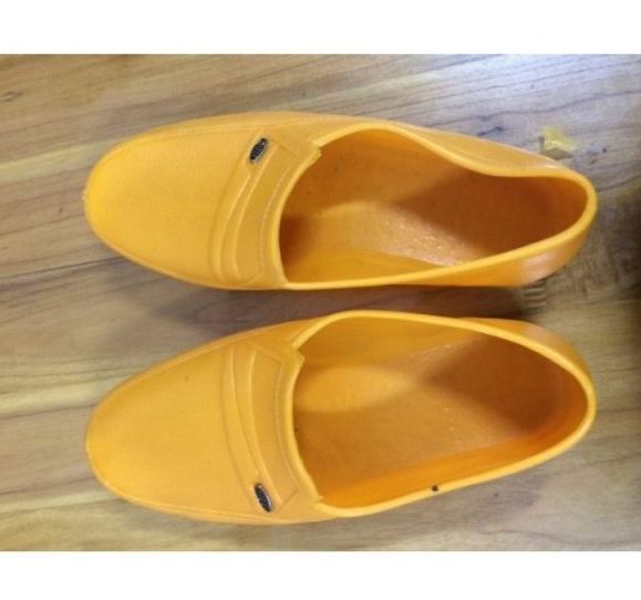 Giầy nhựa vàng bảo hộ lao động