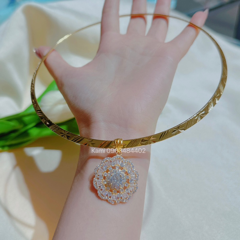 Kiềng cổ cứng kèm mặt mạ vàng Kami