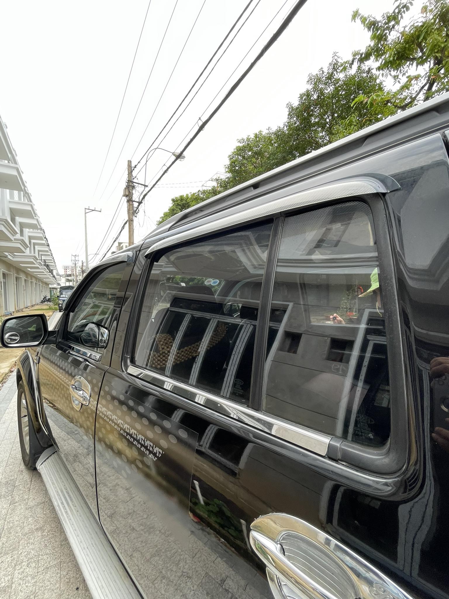 Viền INOX chân kính FORD Everest 2010