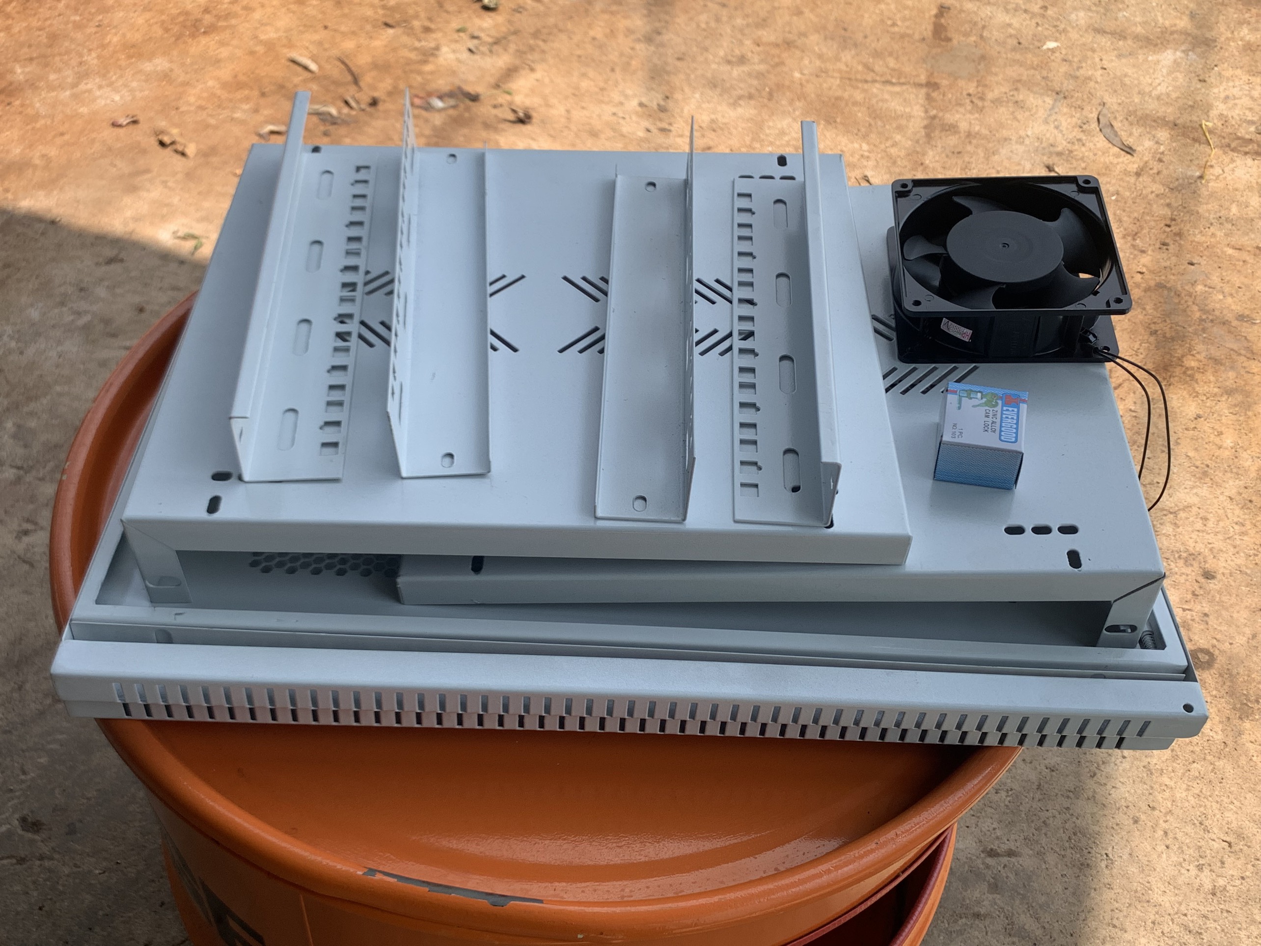 TỦ RACK 6U CHO HỆ THỐNG MẠNG VÀ CAMERA QUAN SÁT.