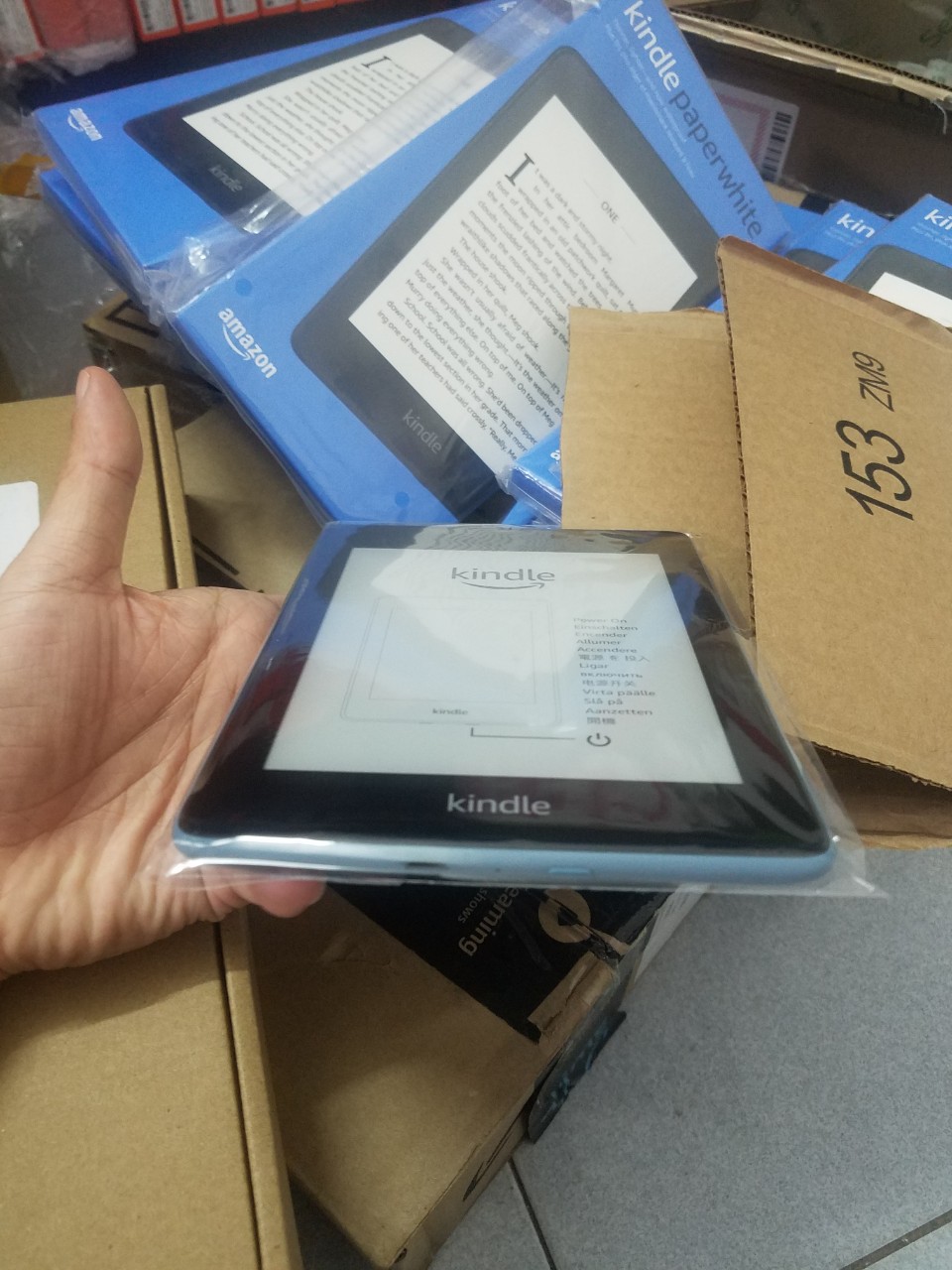 MÁY ĐỌC SÁCH KINDLE PAPERWHITE 4 ,TẶNG BAO DA VÀ KHO SÁCH