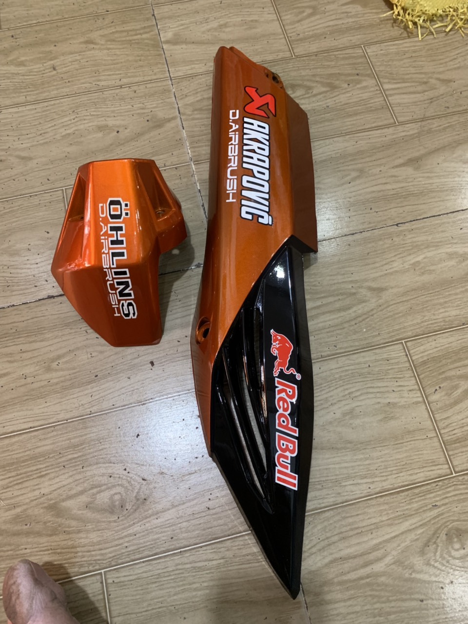 Ốp pô và chụp đích pô xe WINNER V1 màu cam