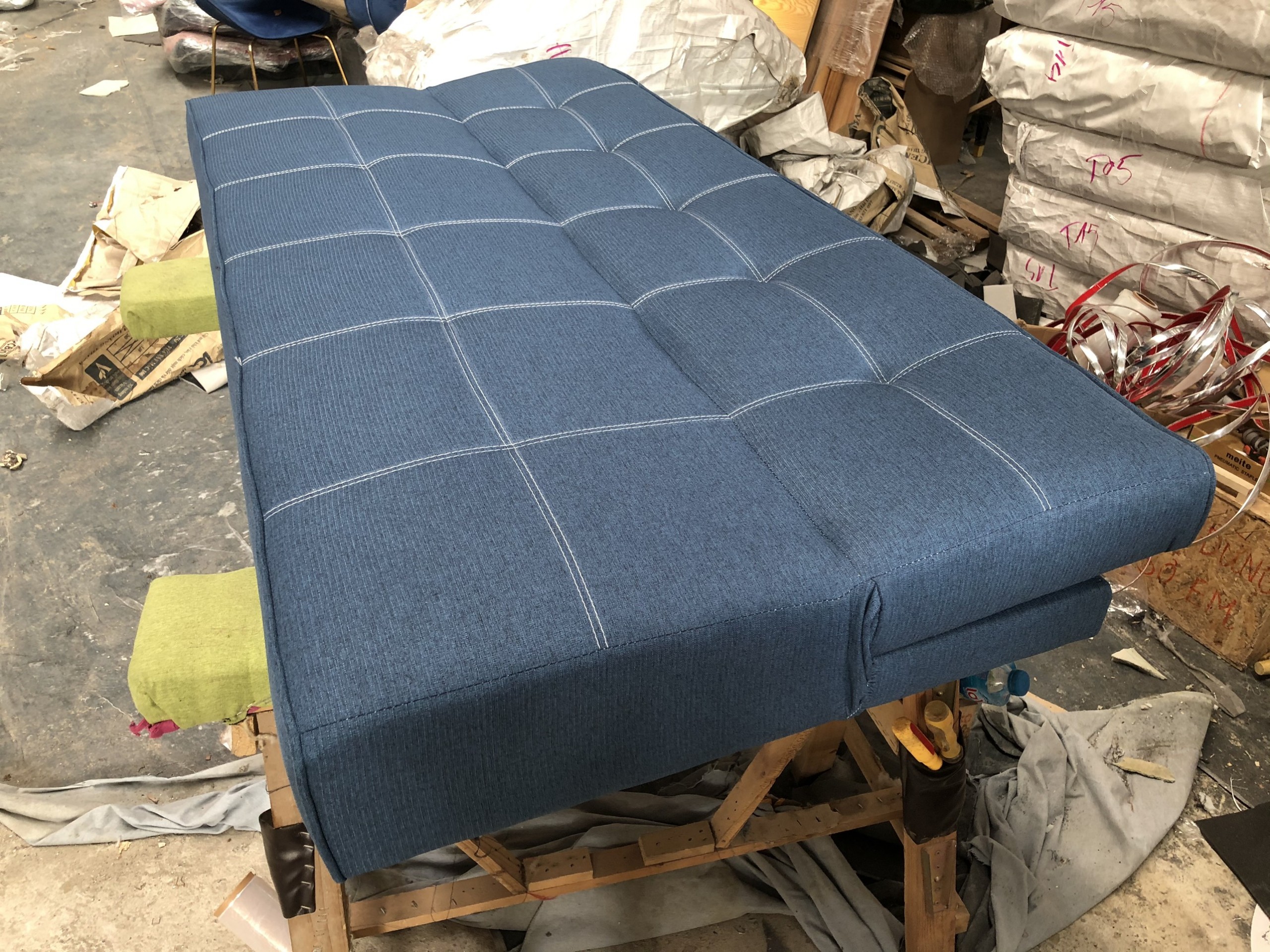 Sofa bed . Sofa giường . Sofa phòng khách (2 chức năng: sofa + giường kích thước 170 x86 cm). Màu xanh tím than nhạt