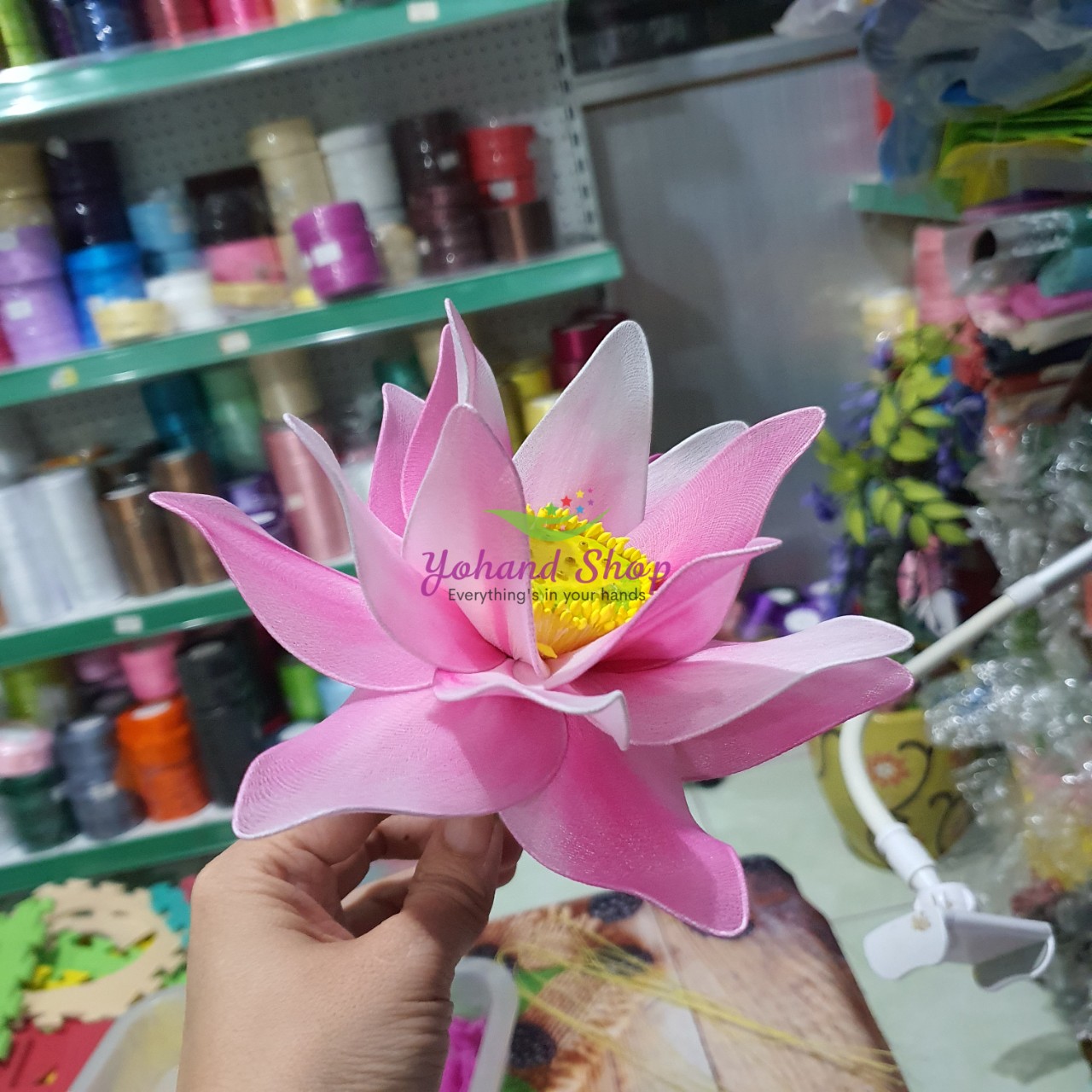Hoa sen trang trí bằng vải voan
