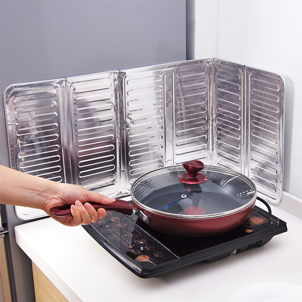 Miếng nhôm cách nhiệt chống bắn dầu mỡ khi chiên xào nấu thức ăn, cho không gian xung quanh bếp luôn sạch sẽ, thiết kế gấp gọn, dễ dàng lau chùi, chống cháy hiệu quả, tái sử dụng được nhiều lần