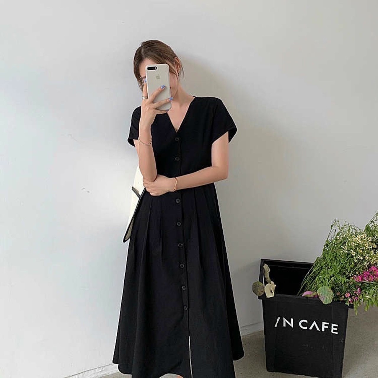 Đầm đen form dài nút sau
