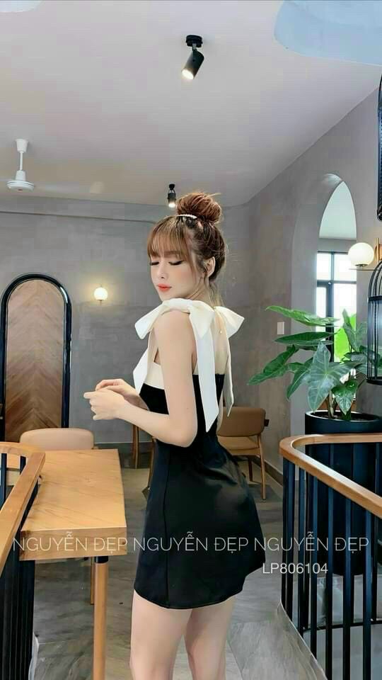 Đầm hai dây thắt nơ trên vai phối viền màu