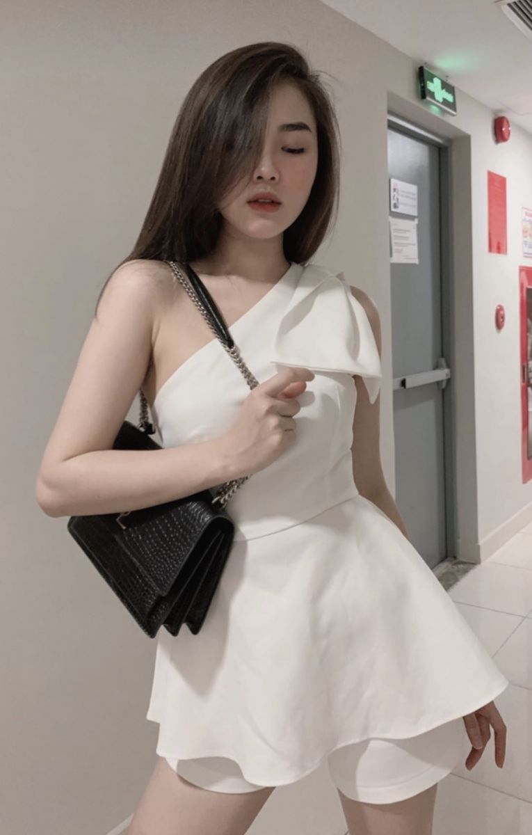 ÁO LỆCH VAI +QUẦN SOOC (TRẮNG)