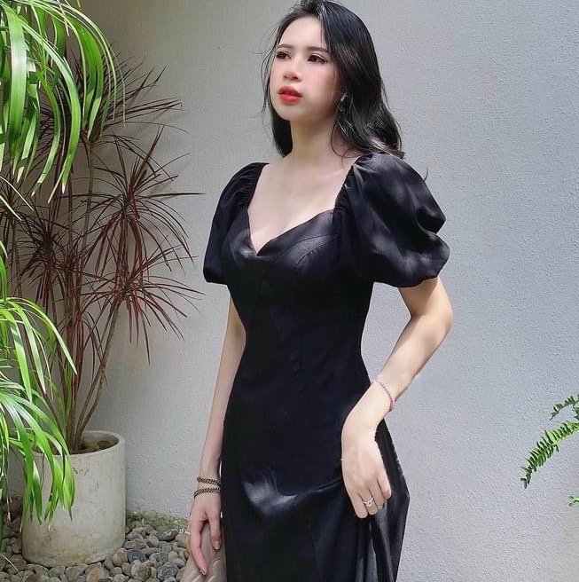 Đầm đen cổ V basic