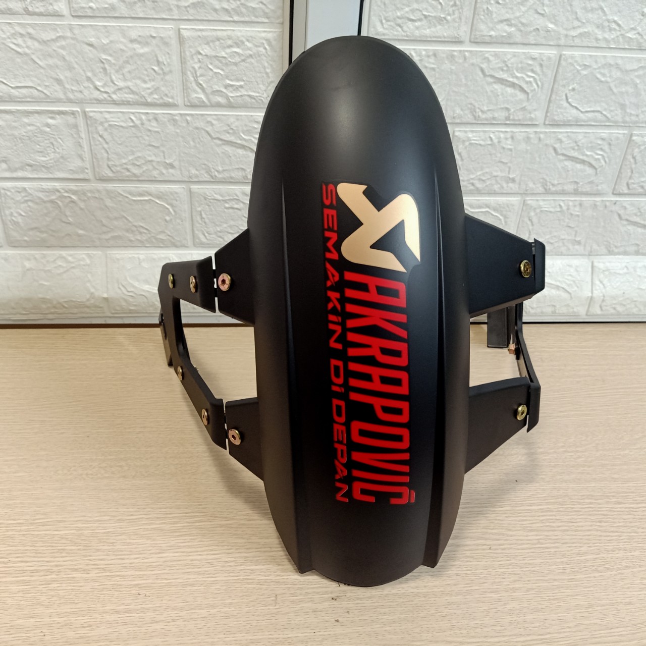 Dè chắn bùn 4 chân Akrapovic lắp xe Winner X, Exciter