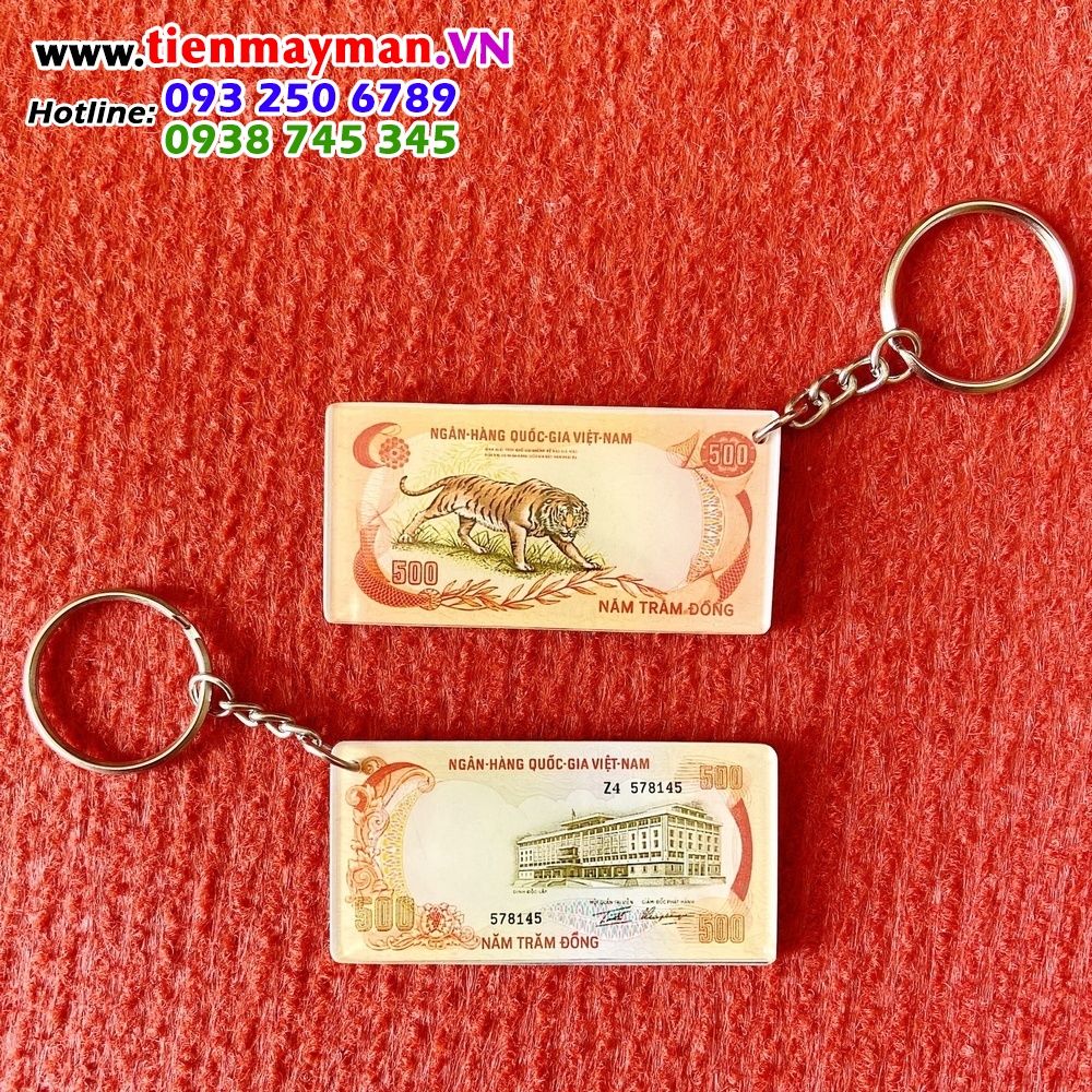 Móc khóa treo balo bằng mica hình tờ 500 đồng con cọp 1972