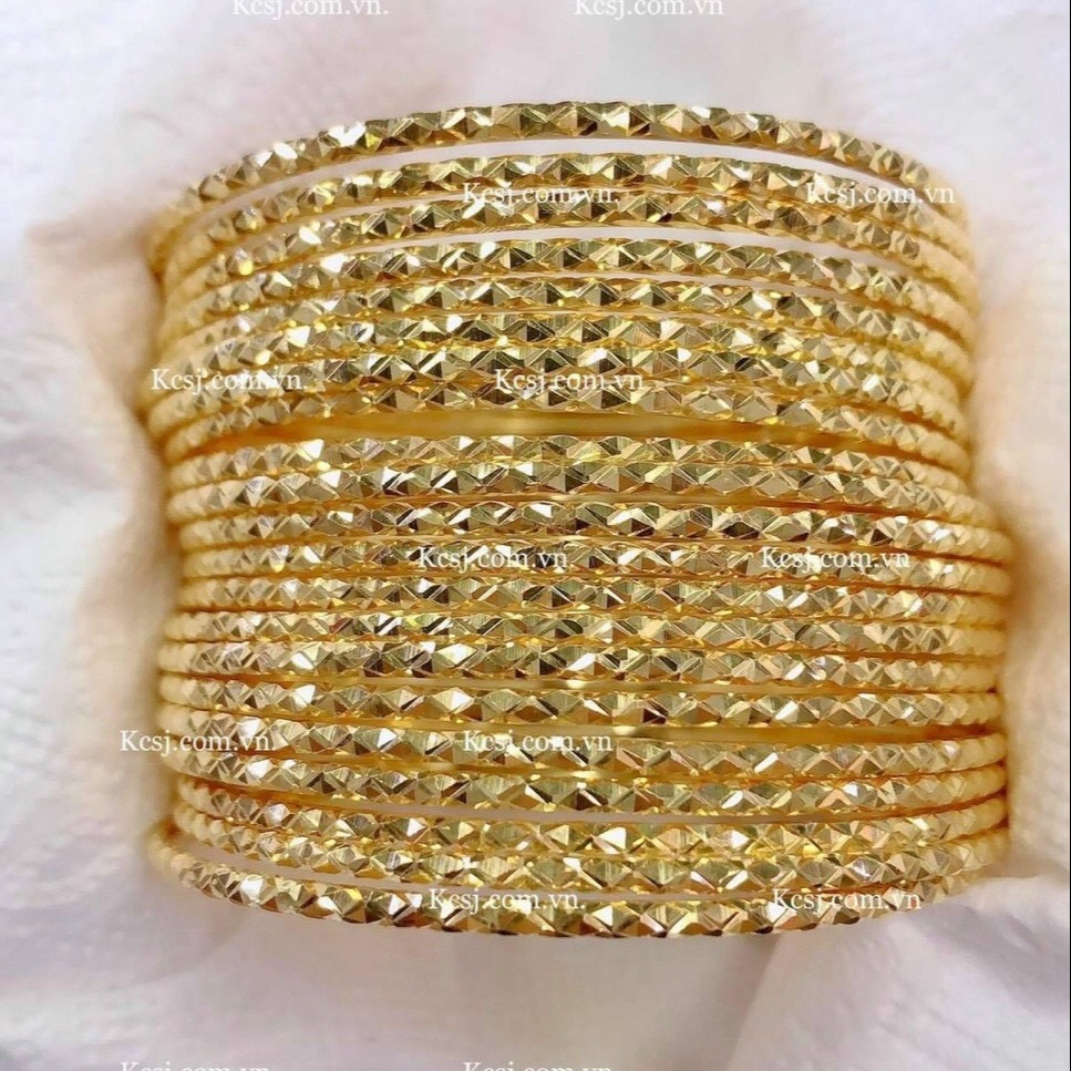 Vòng Tay Nữ Lượn Sóng Mạ Vàng 18k: Thiết kế vòng tay nữ lượn sóng mạ vàng 18k mang đến sự tinh tế và sang trọng cho bất kỳ tín đồ thời trang nào. Sản phẩm được làm từ chất liệu vàng 18k chất lượng cao, giúp ít bị oxy hóa và độ bền cao.