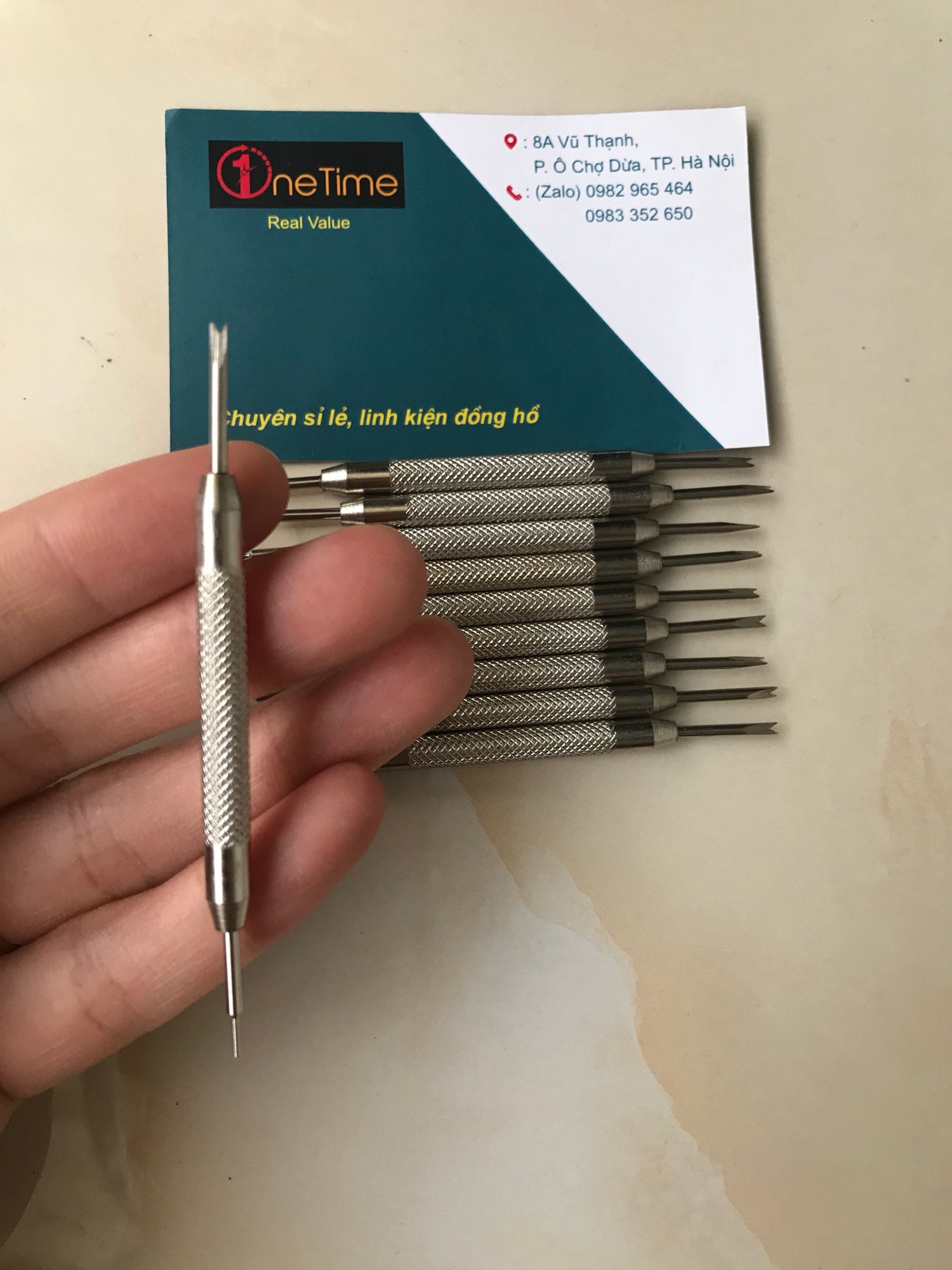 Ốc và Tovit thay dây đồng hồ HUBL