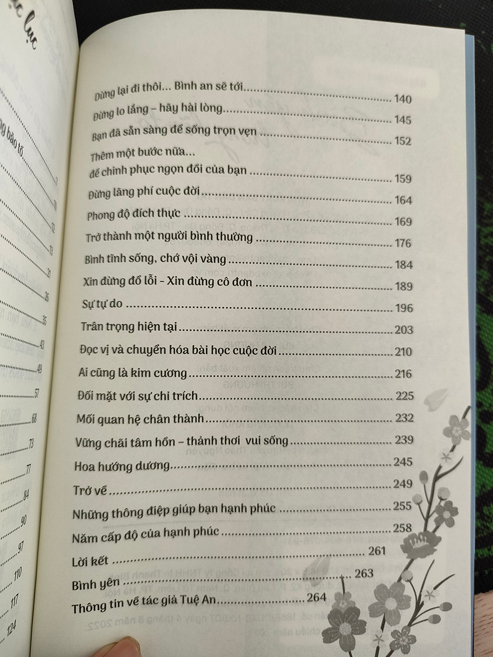 Sách Bình Yên Trong Bão Tố - Tuệ An