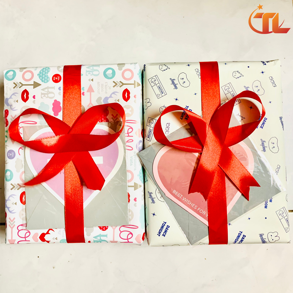 Dịch vụ gói quà tặng bao gồm giấy gói, nơ & thiệp