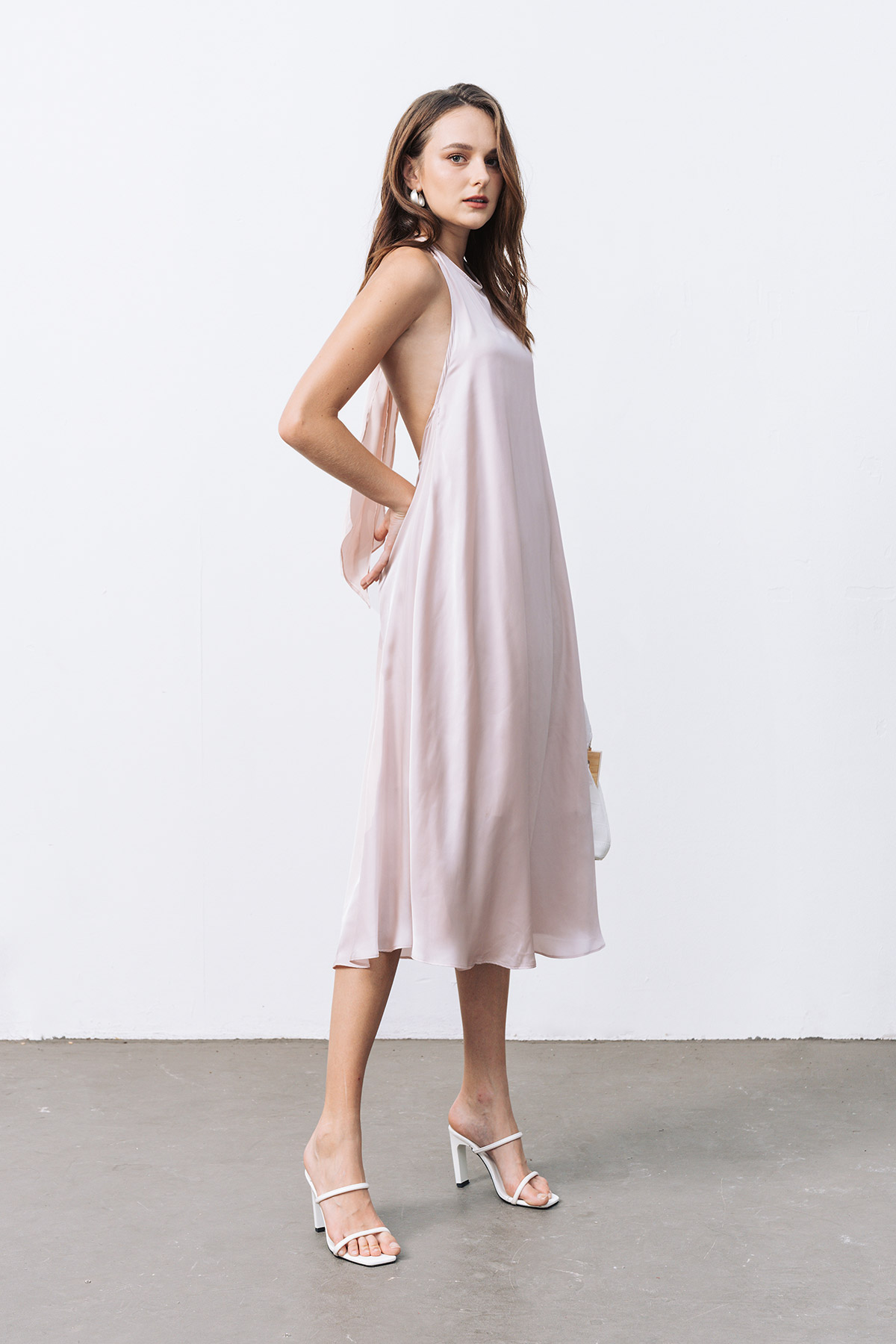 Đầm Maxi VIENTRAN Cổ Nơ Chun Eo VIENTRAN O63M22H001
