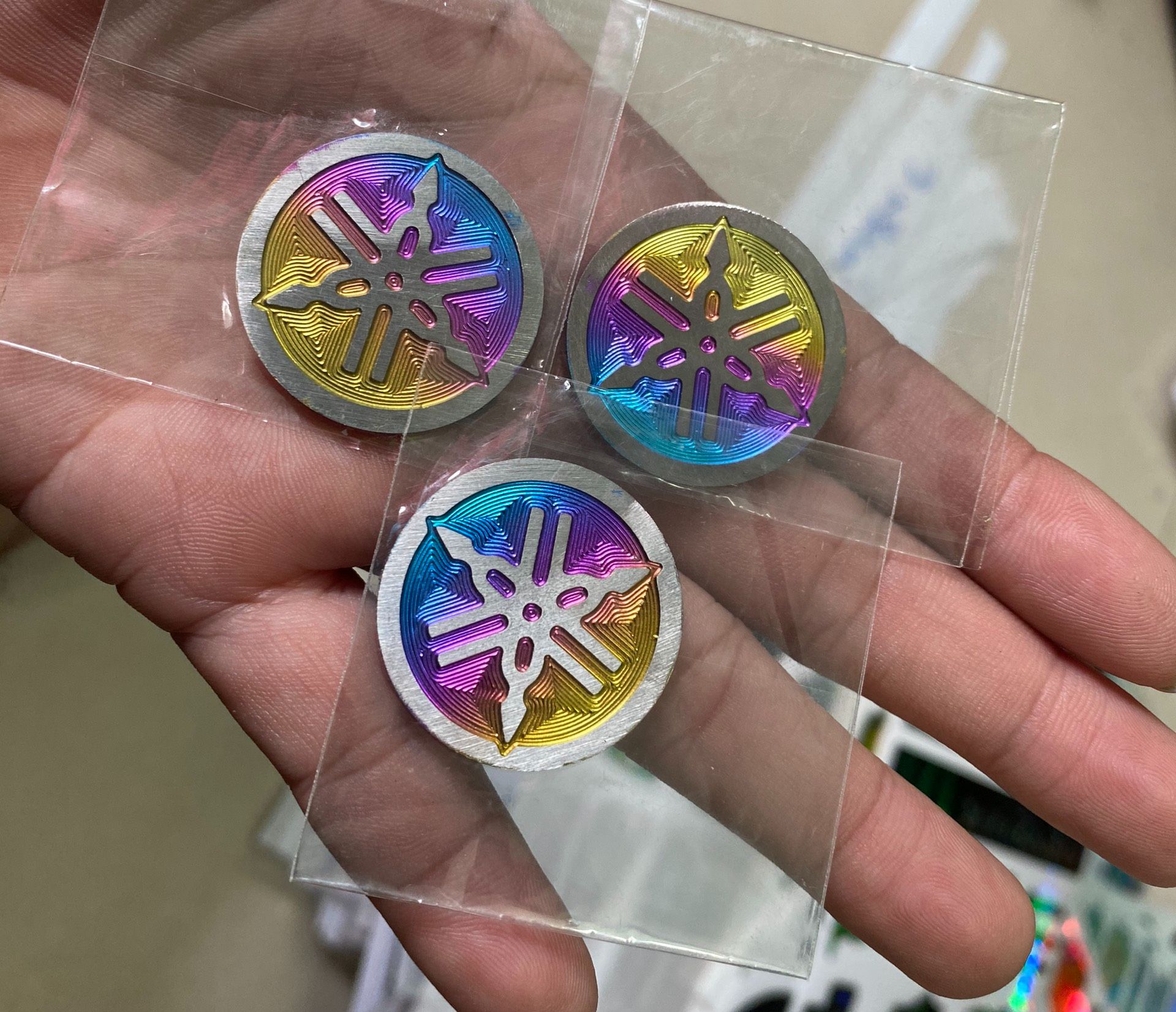 sticker logo titan siêu rẻ đẹp