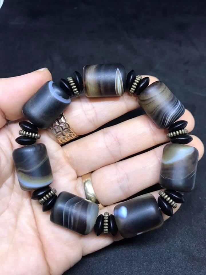 Vòng tay phong thủy đá mã não lạt ma tây tạng