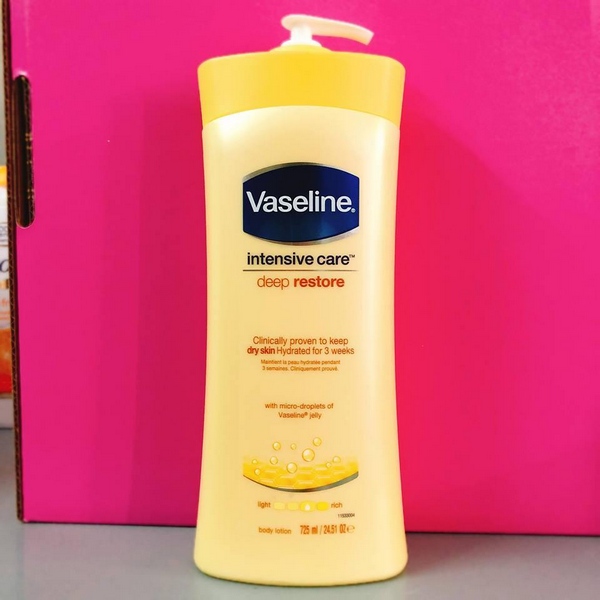 Sữa Dưỡng Thể Cấp Ẩm Làm Mịn Da Vaseline Deep Restore 725ml (Vàng)