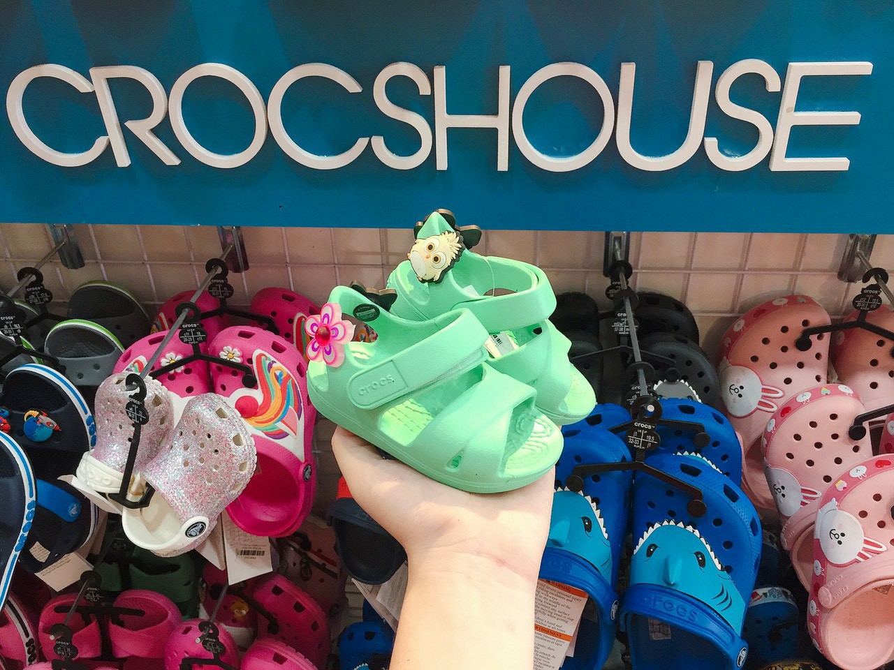 [HCM](Tặng jibbitz 2D) Sandal cross keely trẻ em cao cấp nhiều màu hiện đại sandal cross cho bé - Nhà Cá Sấu