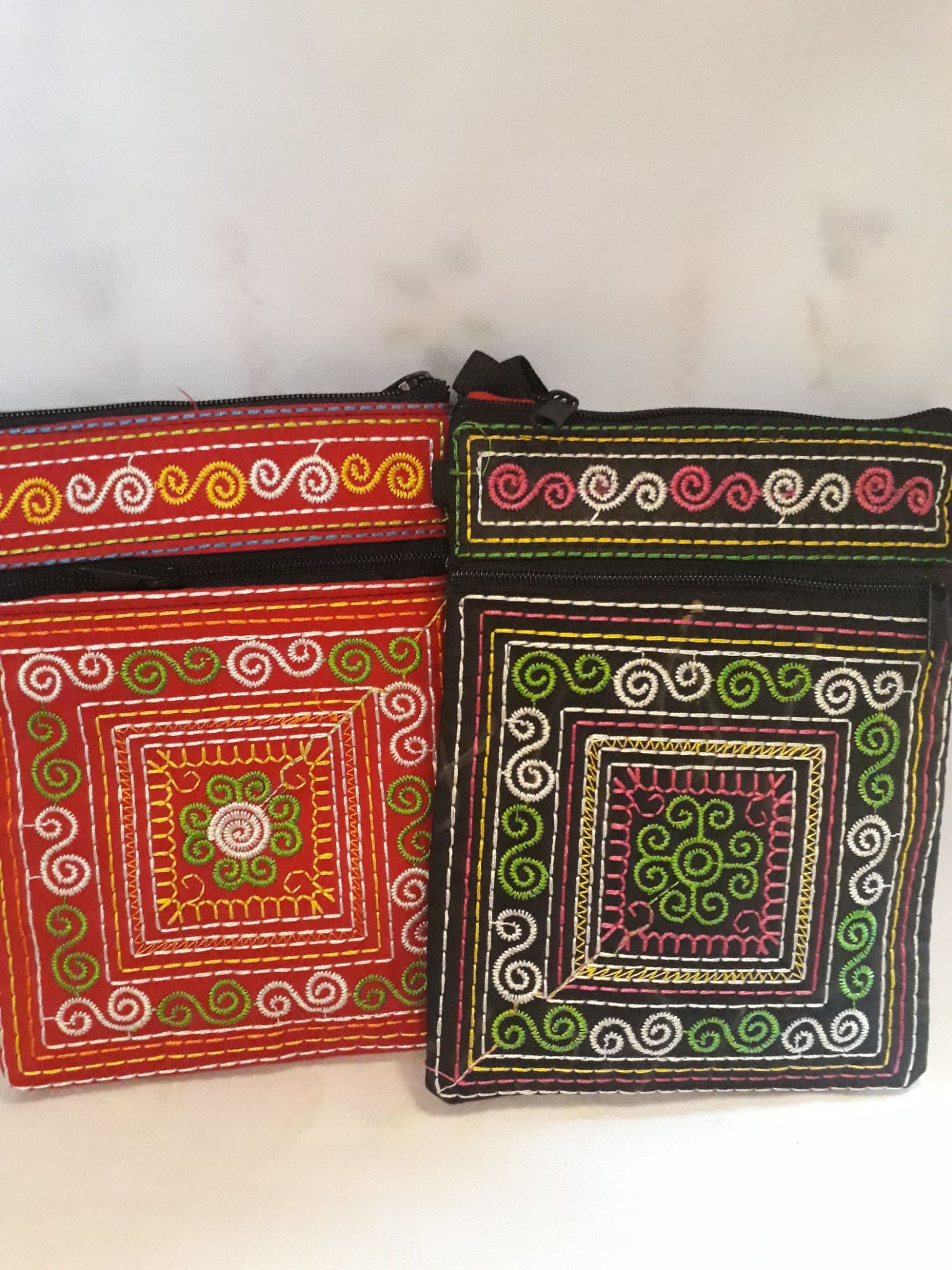 Túi  thổ cẩm đựng điện thoại thêu Bắc Hà bé