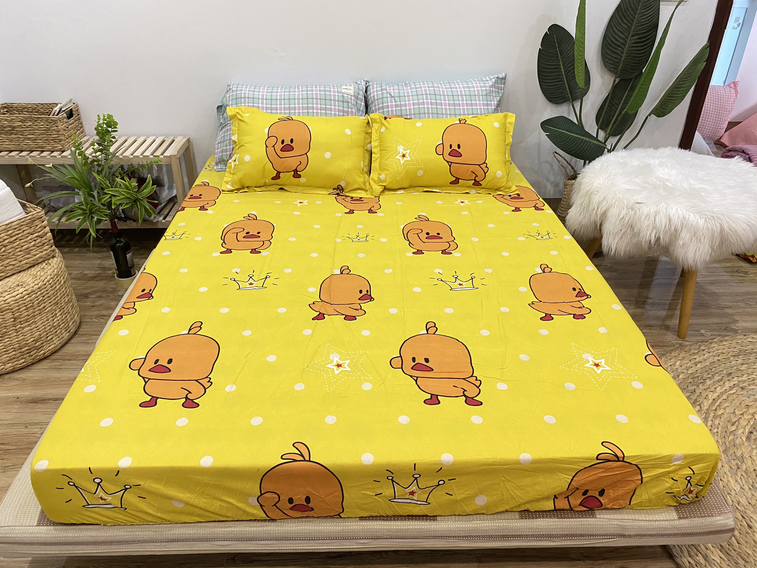 Set Ga Gối Mẫu Vịt Vàng Mã CHM18 gồm (1 ga + 2 vỏ gối nằm +1 vỏ gối ôm )