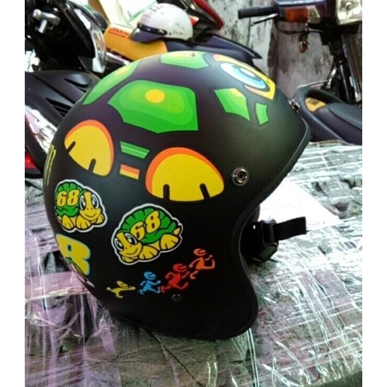 Mũ bảo hiểm 3/4 tem rùa ( tặng le mũ đen )
