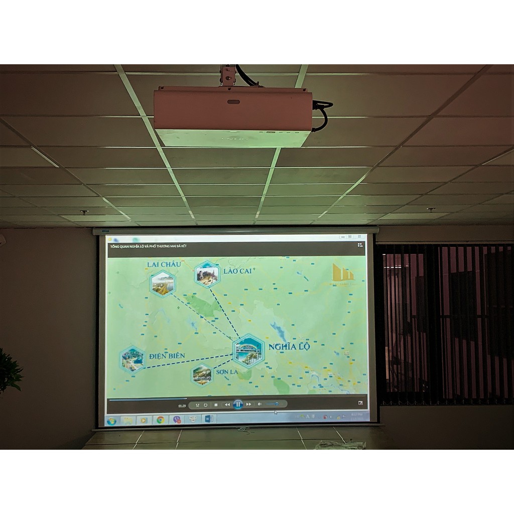 Màn chiếu điện 150 inch