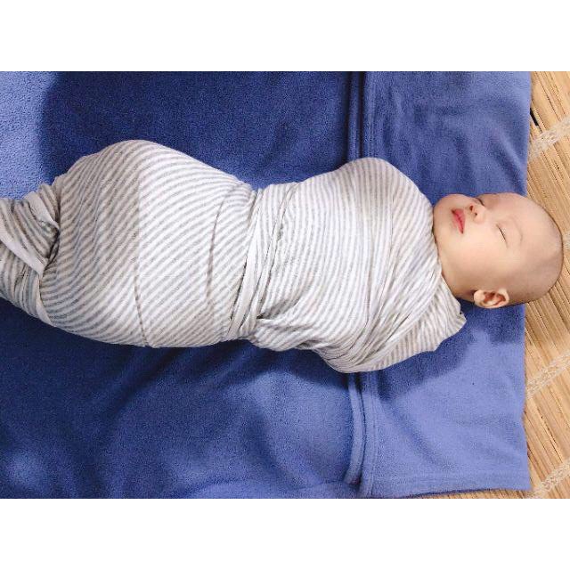 Quấn chũn swaddle giúp bé giảm giật mình