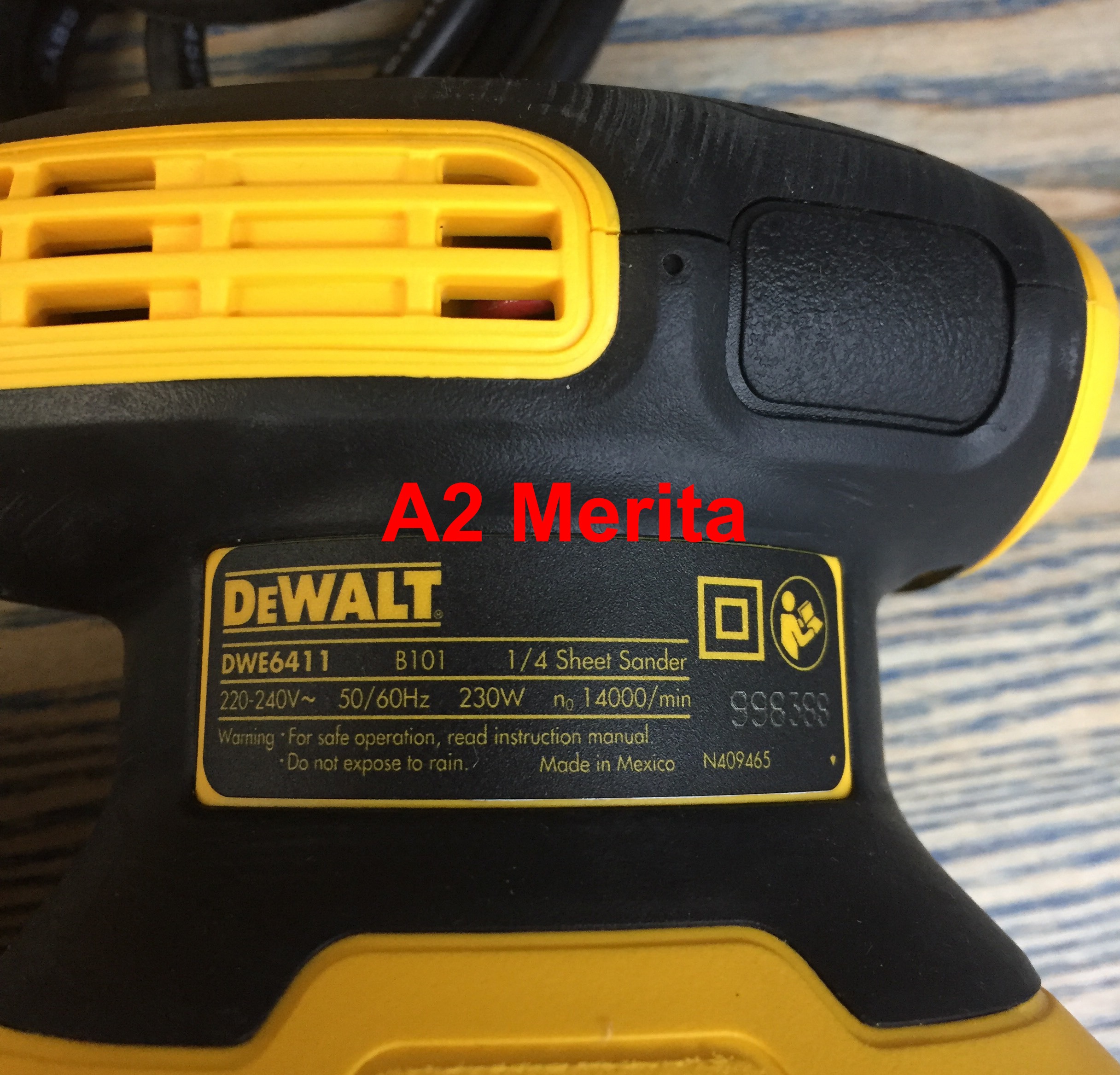 Máy chà nhám cầm tay 230W-1/4" Dewalt DWE6411