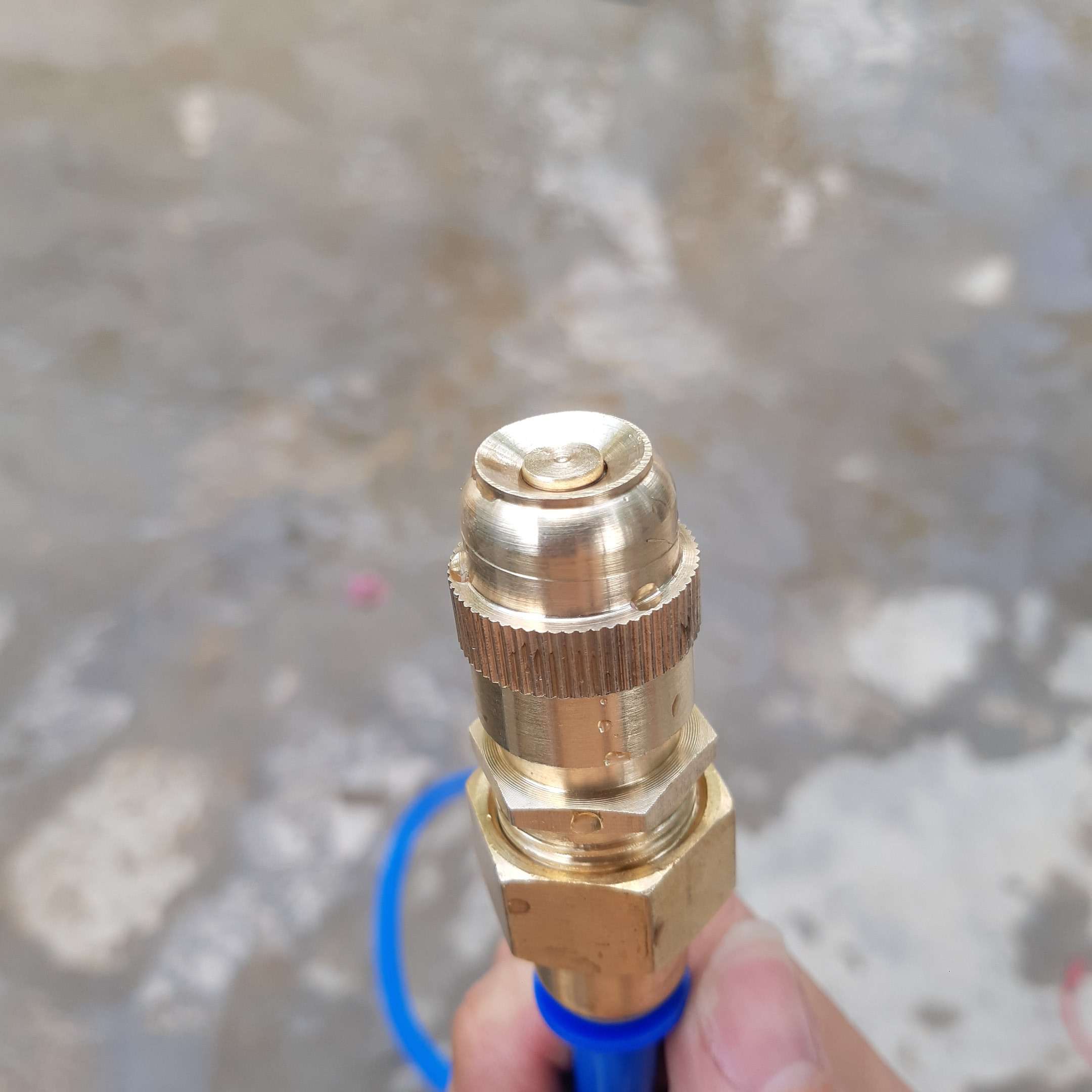 Béc tưới đồng có thể điều chỉnh bán kính tưới chân ren 21mm có lọc