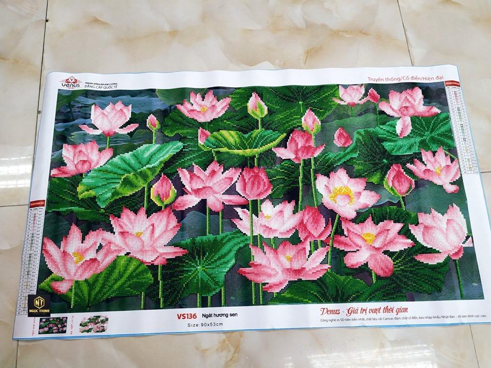 Tranh đính đá hoa sen ngát hương VS136 Kích thước 90x53cm