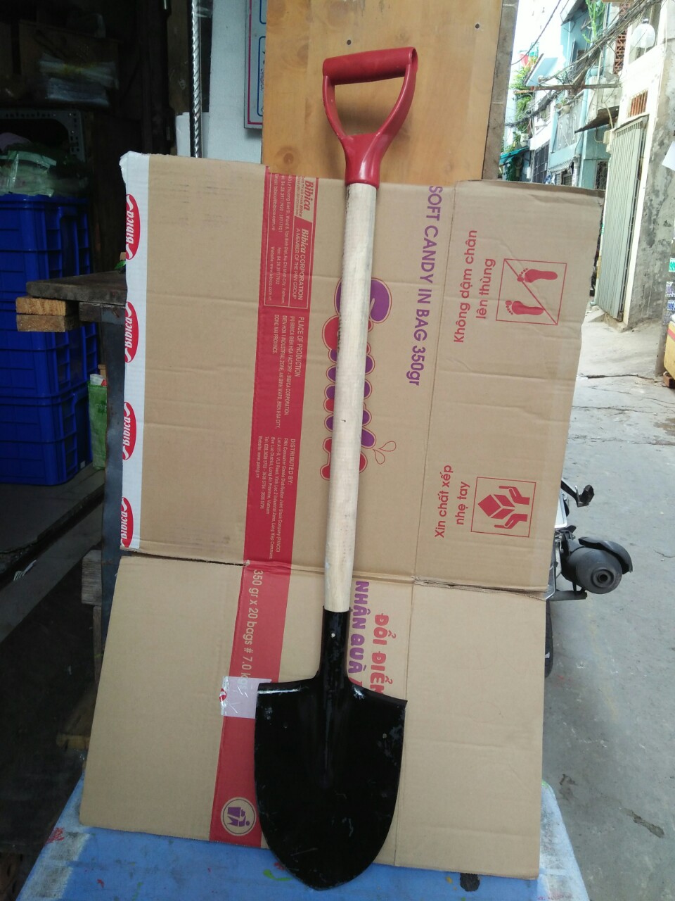 Xẻng công binh cán bằng nhựa