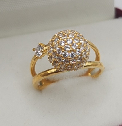nhẫn trái châu đá trắng,  kiểu dáng trẻ trung đơn giản.