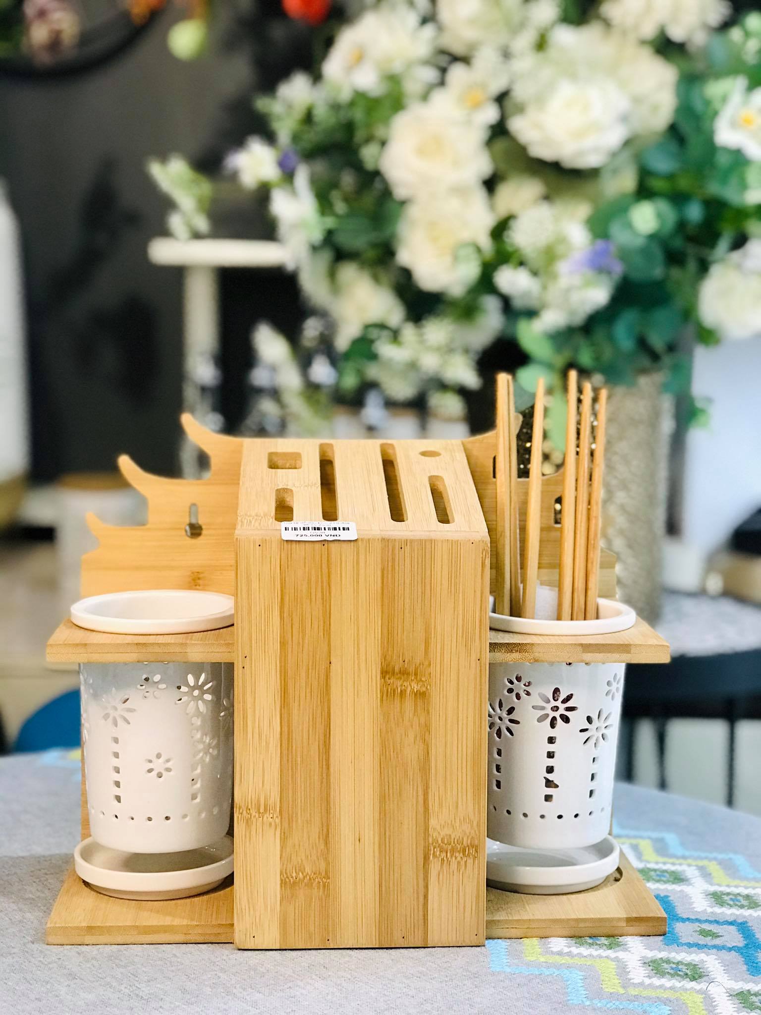 Giá để dao thớt có kèm 2 hũ đựng đũa