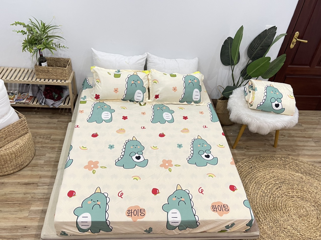 Set Ga Gối Mẫu Khủng Long Cà Chua CHM47 ( Gồm 1 ga bo chun, 2 vỏ gối nằm và 1 vỏ ôm )