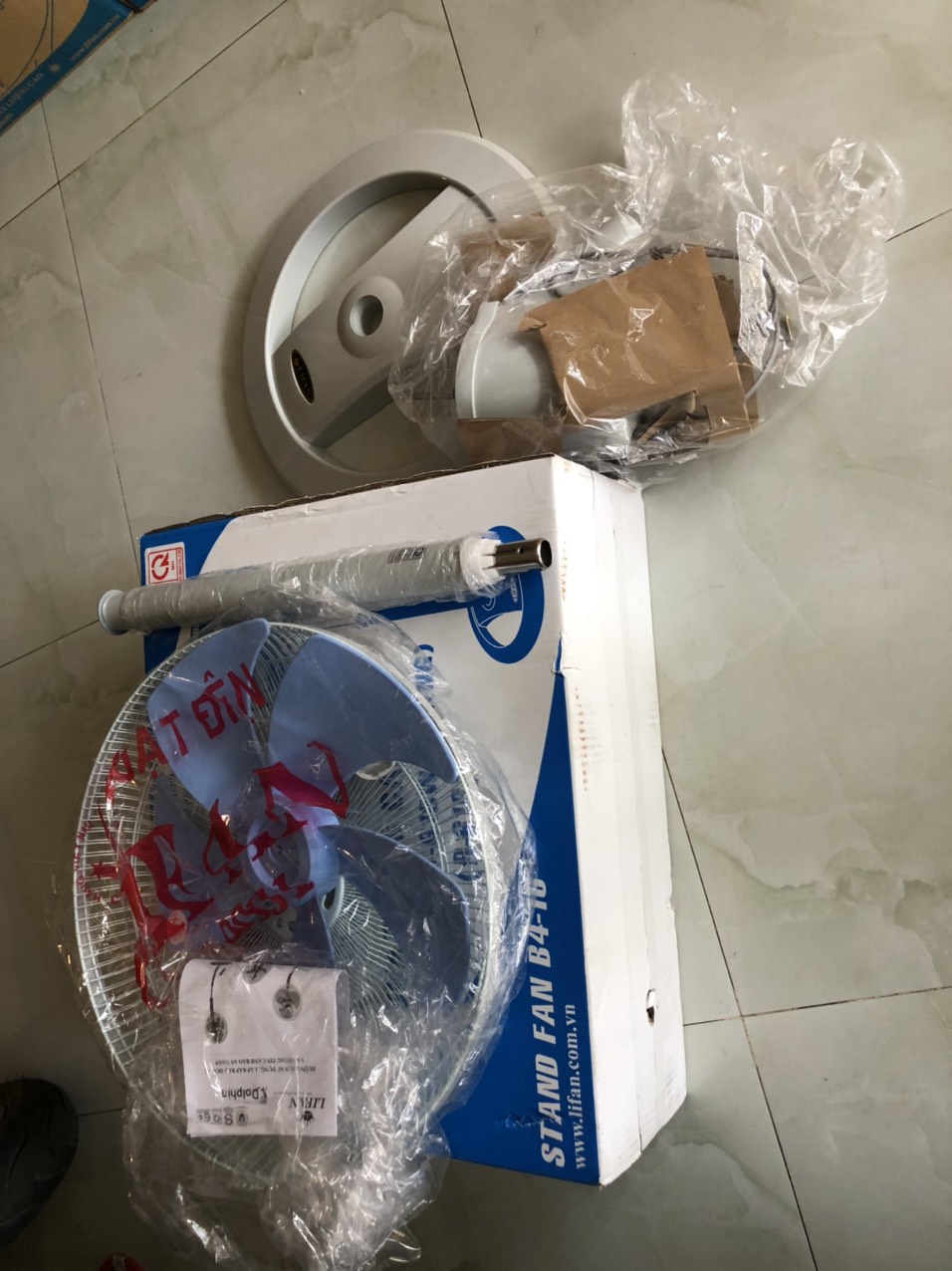 QUẠT ĐỨNG LIFAN D-616W (Trắng - Lồng xi)